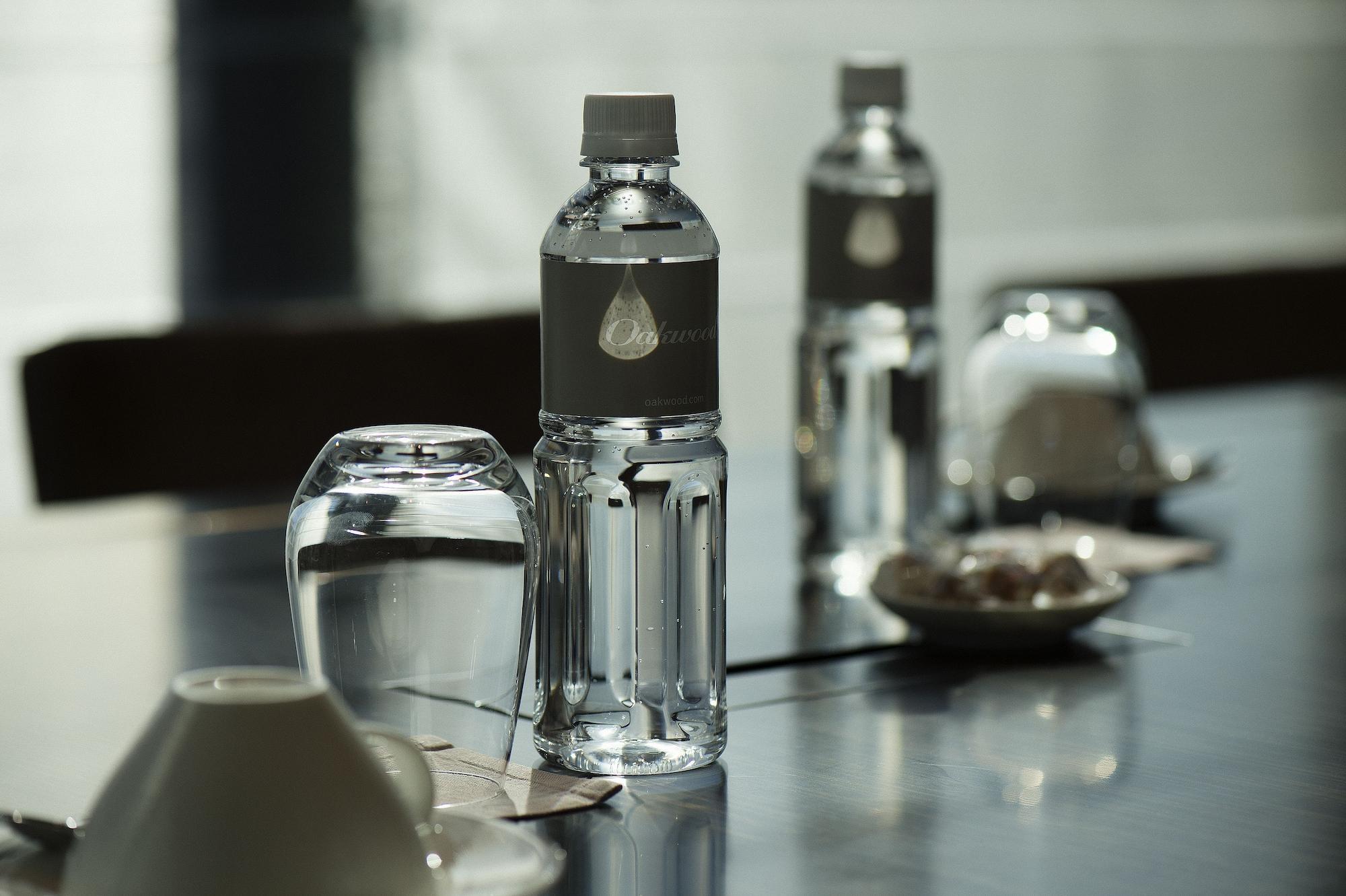 ホテル オークウッドプレミア東京 東京都 エクステリア 写真 A bottle of water