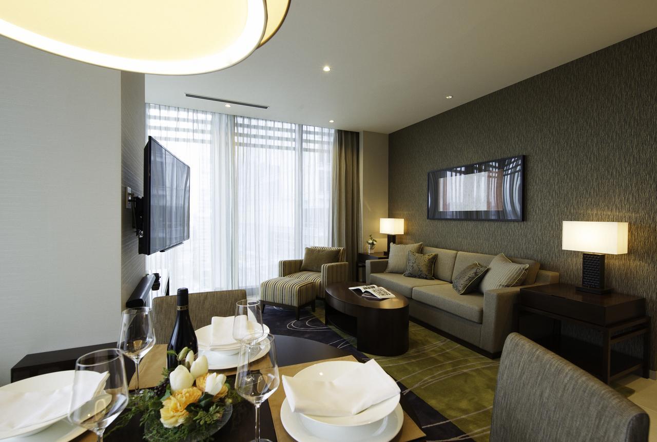 ホテル オークウッドプレミア東京 東京都 エクステリア 写真 A living room in a suite at the hotel
